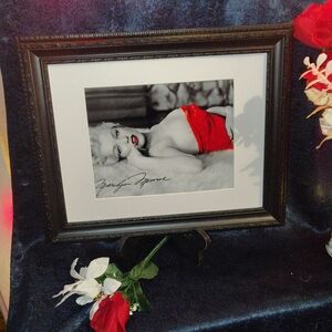 Framed Art Print Marilyn Monroe Red Lips Fur Rug SEXY Print